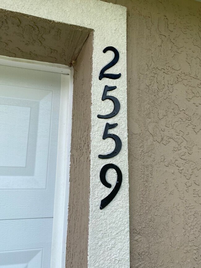 Building Photo - Desirable SW Ocala Neighborhood 3/2/2 **Won't Last**