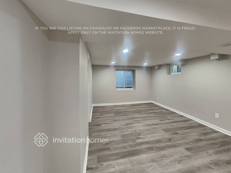 Building Photo - 7113 W Hinsdale Dr