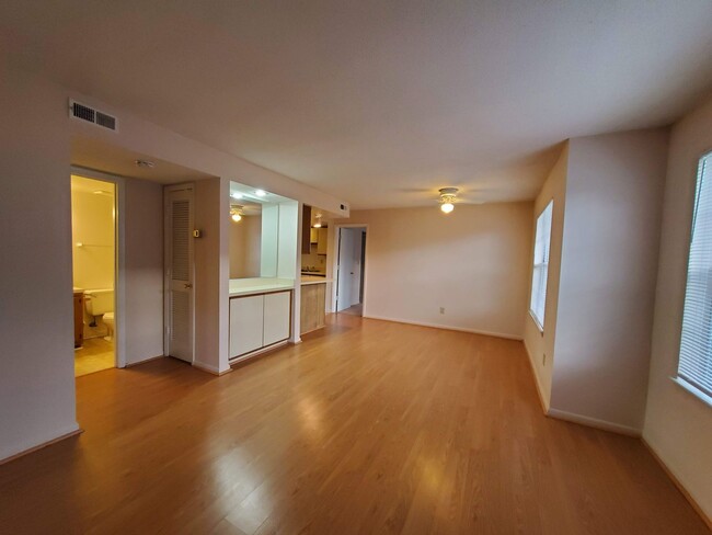 Building Photo - Spacious 2 Bedroom rental in Va Beach