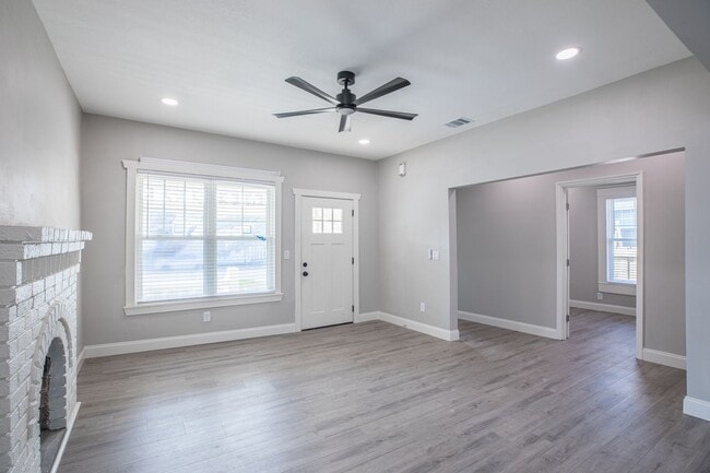 Building Photo - Renovated Bungalow in Riverside