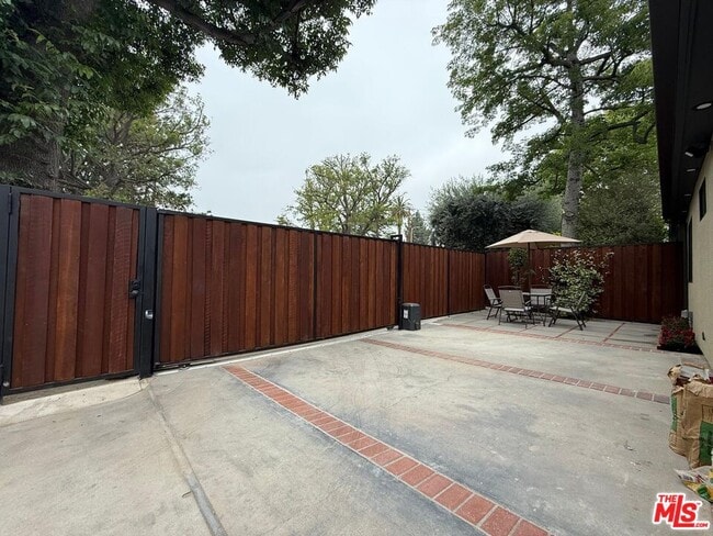 Building Photo - 18242 Rayen St