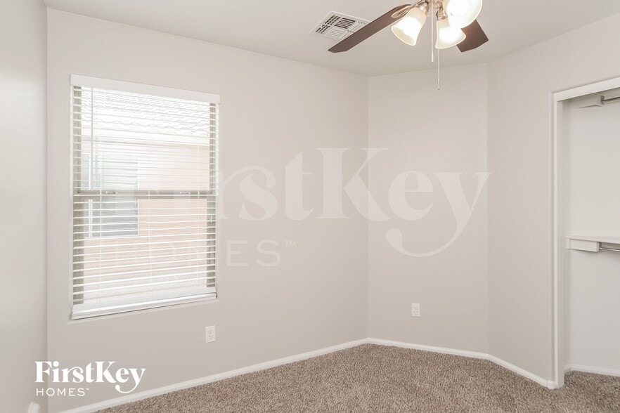 Building Photo - 557 E Jeanne Ln