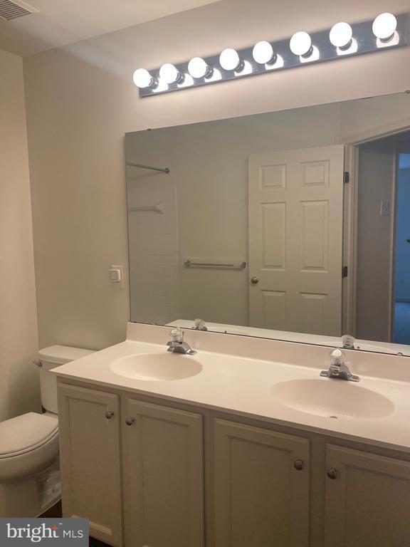 Building Photo - 5 Bridle Ct