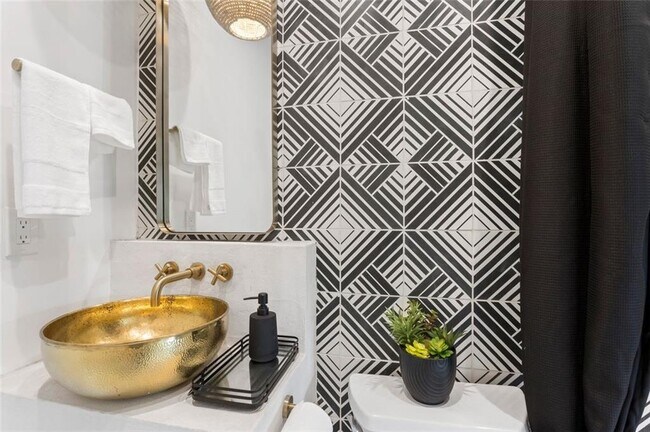 Building Photo - 724 Charles Allen Dr NE