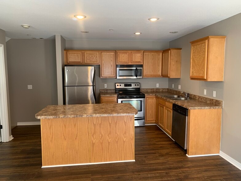 Kitchen - 2874 W Lakewood Dr