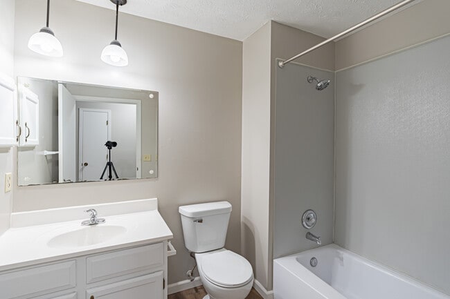 Building Photo - 13103 Lillian St