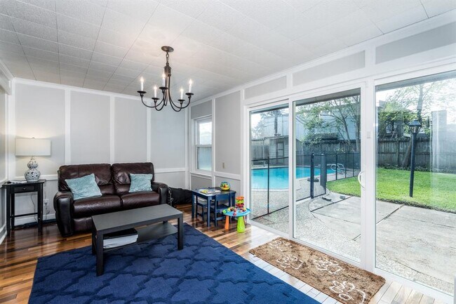 Building Photo - 9127 Highcrest Dr