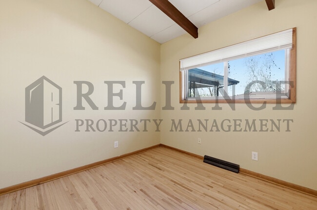 Building Photo - 2541 W Benjamin Dr