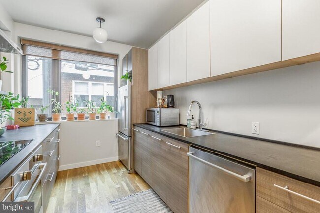 Building Photo - 1306 Hope St