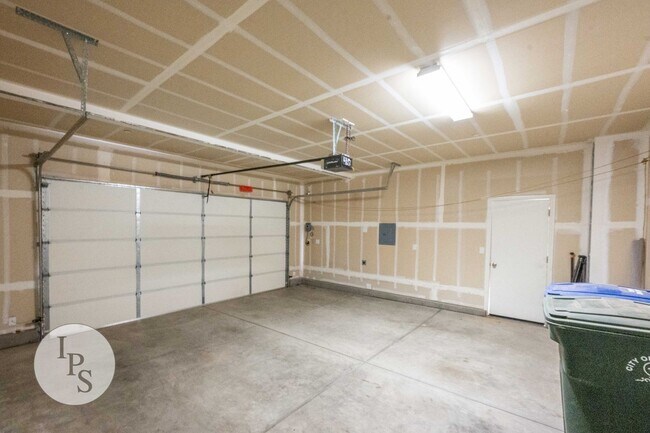 Building Photo - Clovis Eastside Home, 4BR/3BA, Built 2017 - Lots of Amenities!