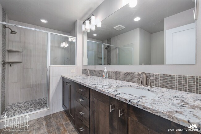 Building Photo - 3287 E Thoroughbred Ln