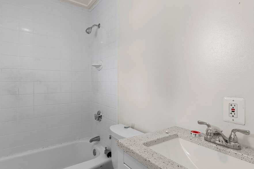 Building Photo - 497 Winnacunnet Rd