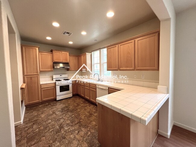 Building Photo - Beautiful 4bd/2.5ba Folsom Home with 2 Car Garage!