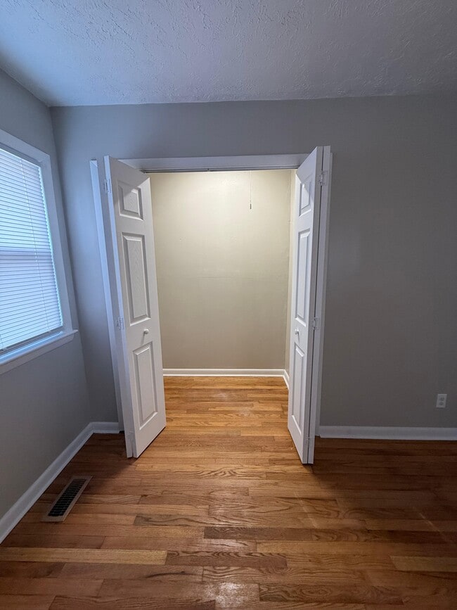 Building Photo - 1039 Kingsley Rd