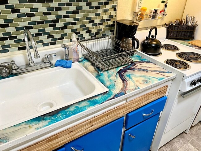 Building Photo - Clean Downtown One Bedroom Utilities Included