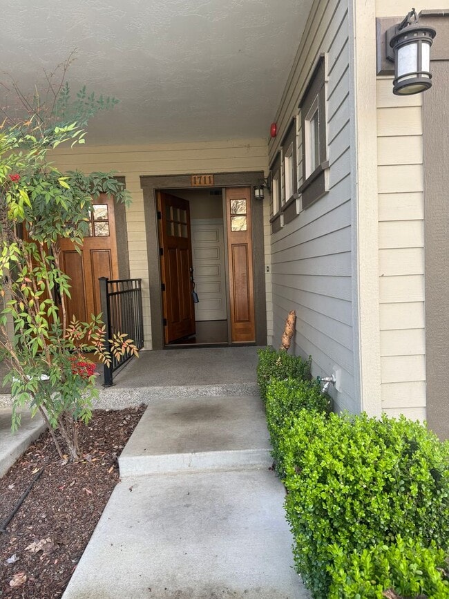 Building Photo - 2BED 2.5 BATH - TOWNHOME IN A QUIET NEIGHBORHOOD
