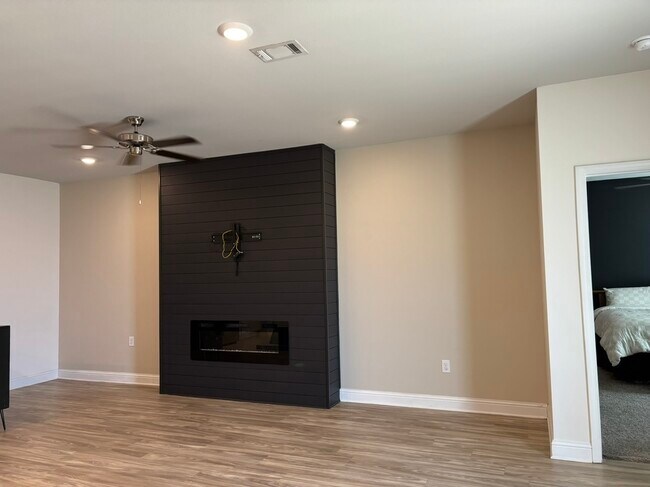 Building Photo - 5490 Overland Dr