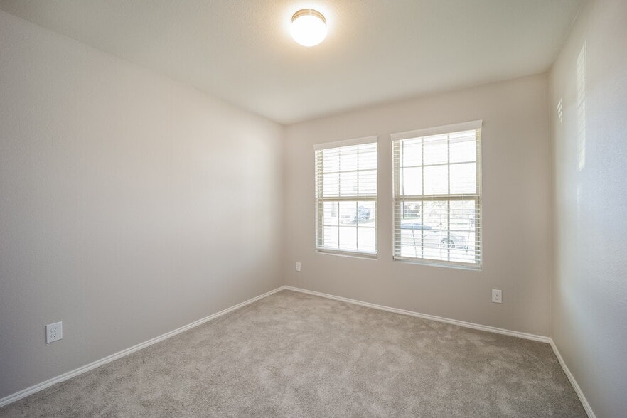 Building Photo - 1617 Westfall Dr