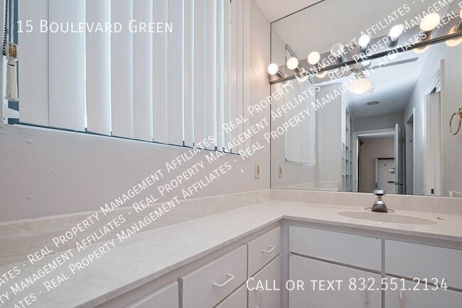 Building Photo - 15 Boulevard Green