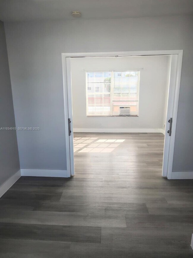 Building Photo - 6940 Bay Dr