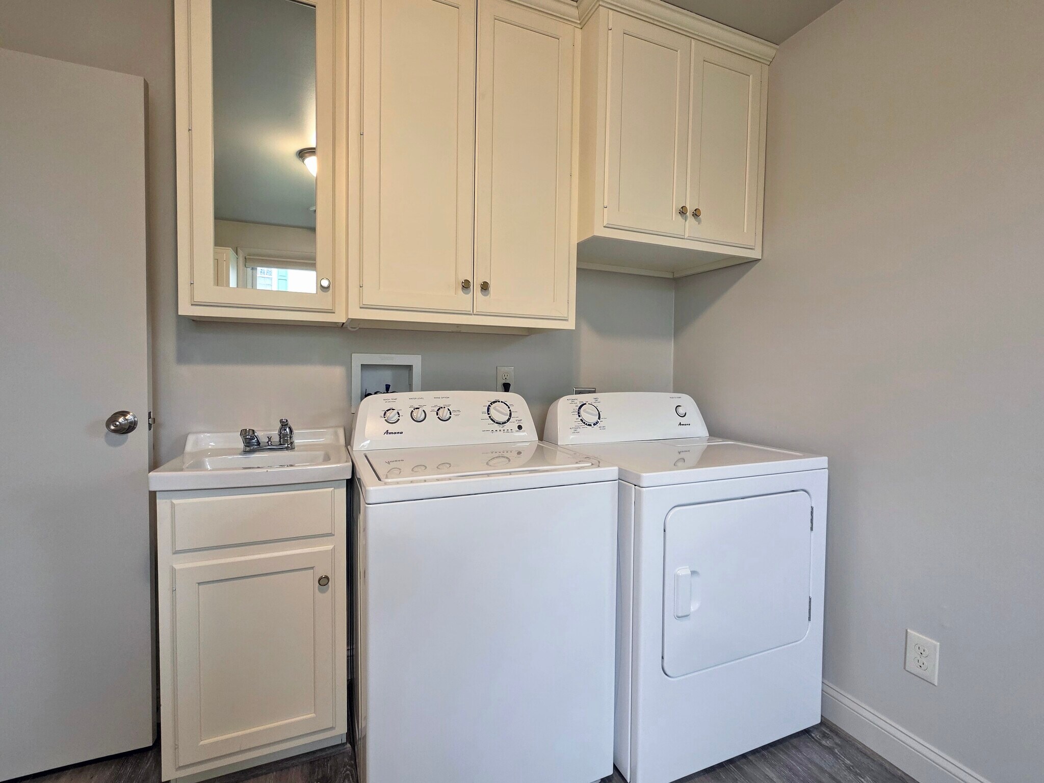 Building Photo - 2 Colonial Ave