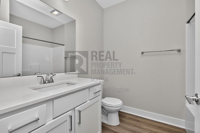 Building Photo - 5638 Fernwood Dr