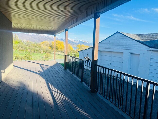 Building Photo - Walk to the lake, Beautiful Huntsville home built in 2007