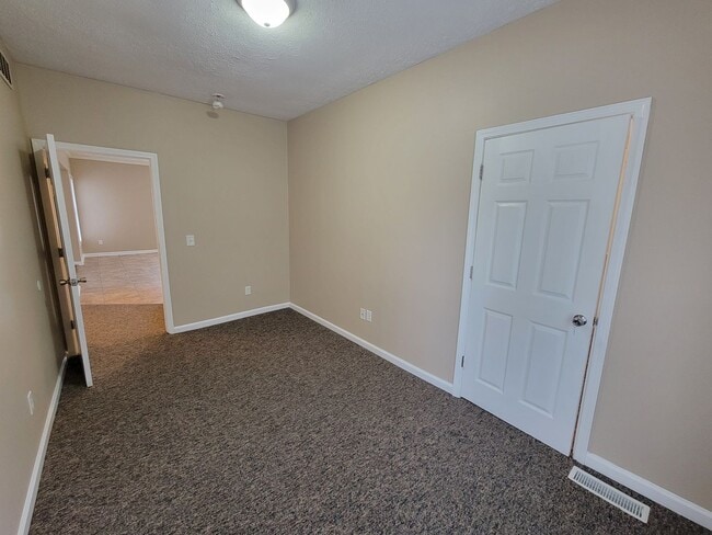 Building Photo - 3 bed, 2 bath. Close to ND