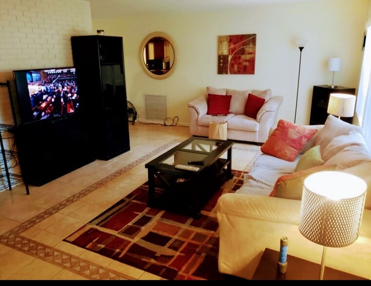 Building Photo - 170 Larchwood Dr