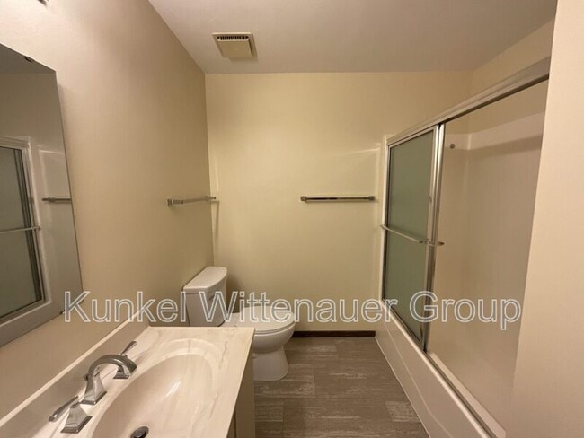 Building Photo - 102 Kingsway Dr