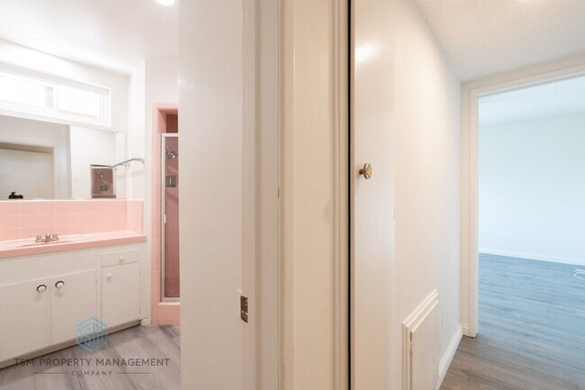 Building Photo - 2 Bedroom 2 Bath Condo in Pasadena!