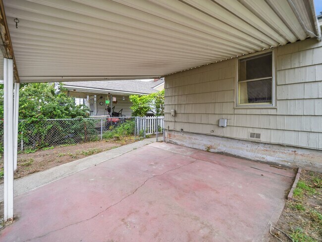 Building Photo - 2403 W Everett Ave