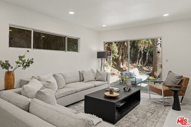 Building Photo - 2612 S Beverly Dr