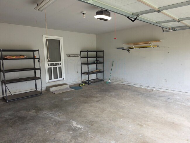 Building Photo - Great 3BR 2BA Find in Pleasant Tree Neighborhood!