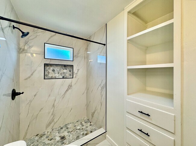 Building Photo - 809 Proctor Pl