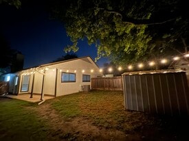 Building Photo - 1220 Tartan Ln