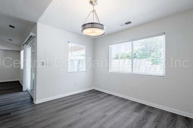 Building Photo - 4 Bedroom/2 Bath Home in the Southwest - $...