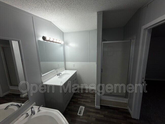 Building Photo - 2710 N Farm Rd 137