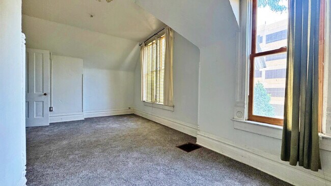 Building Photo - Historic Downtown 4 Bed 1.5 Bath Across from St Joes Hospital and Pres St Lukes.