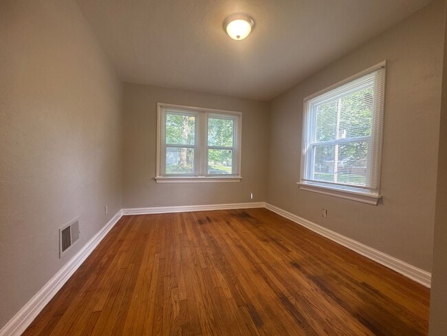 Building Photo - Updated 3 Bed 1 Bath w/Large Yard