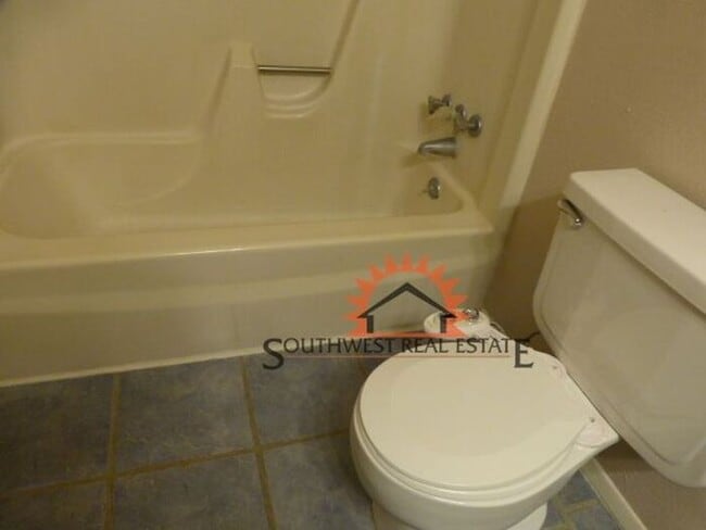 Building Photo - Beautiful 3 bedroom 2 bath brick home