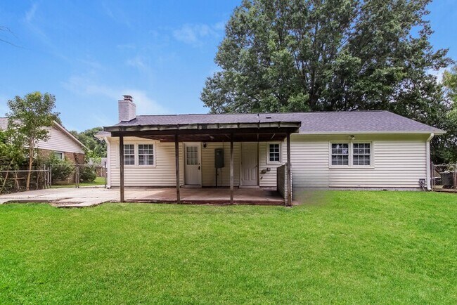 Building Photo - 2631 Hillway Dr