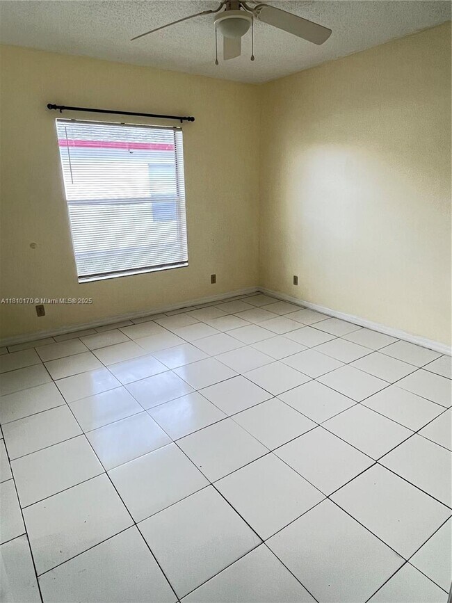 Building Photo - 2733 NW 13th Ct