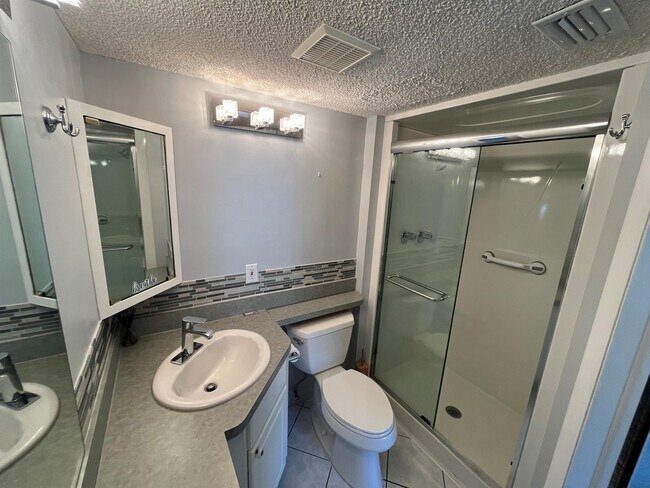 Building Photo - 995 La Guna Dr