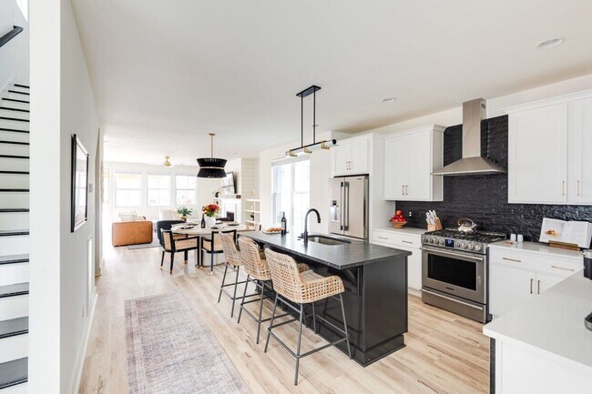 Building Photo - Fully Furnished - Designer Home (Flexible Lease Options)