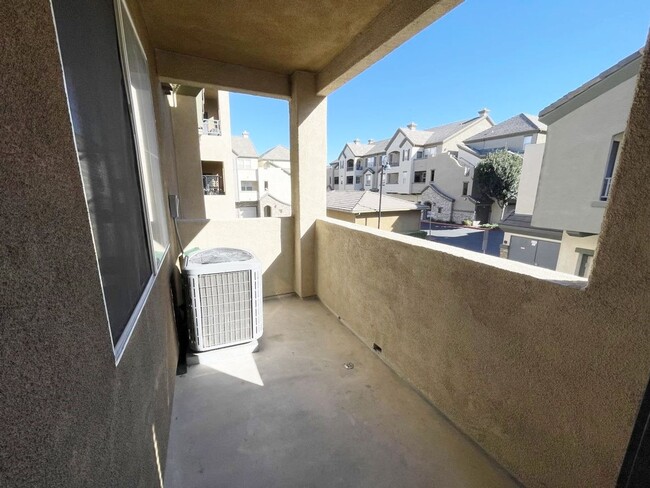 Building Photo - Beautiful 2nd Story 2 Bed 2 Bath House in ...