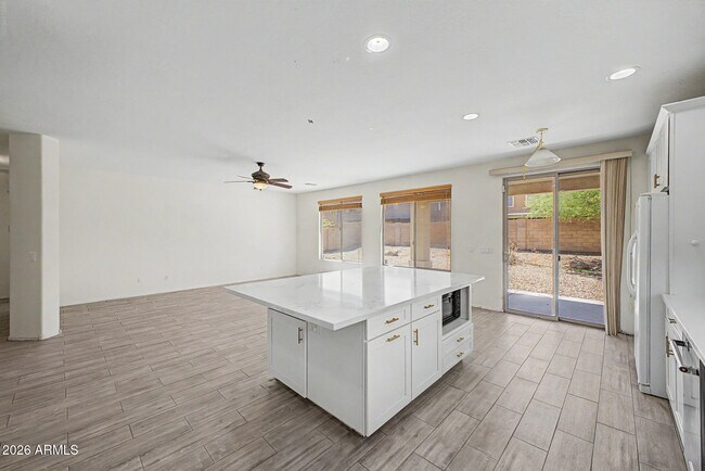 Building Photo - 3119 W Pleasant Ln