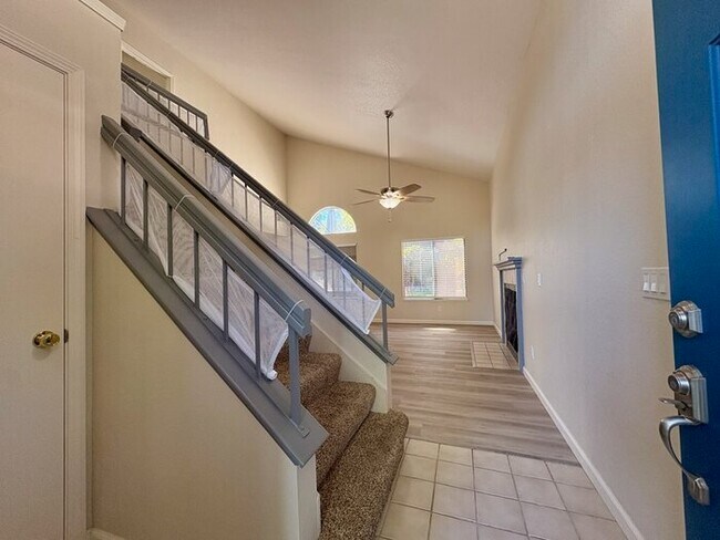 Building Photo - Beautiful 3 bedroom 2.5 bathroom in Antelope!