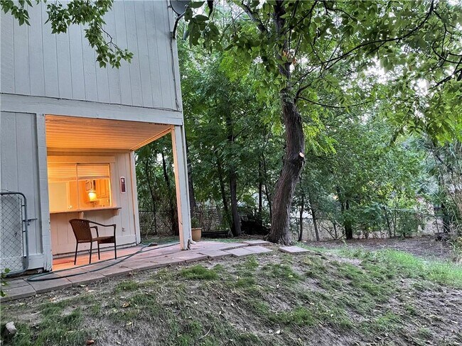 Building Photo - 1602 Southgate Cir