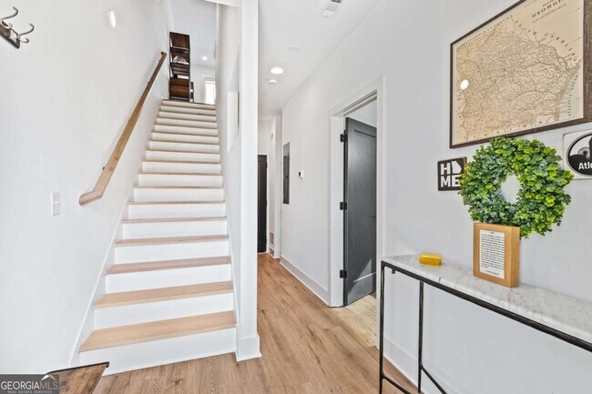 Building Photo - 2424 Memorial Dr SE